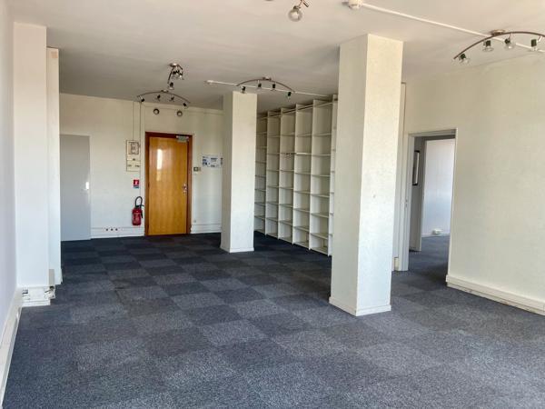Bureau
         5 pièces
        - 103 m² Exclusivité 250 000 € *