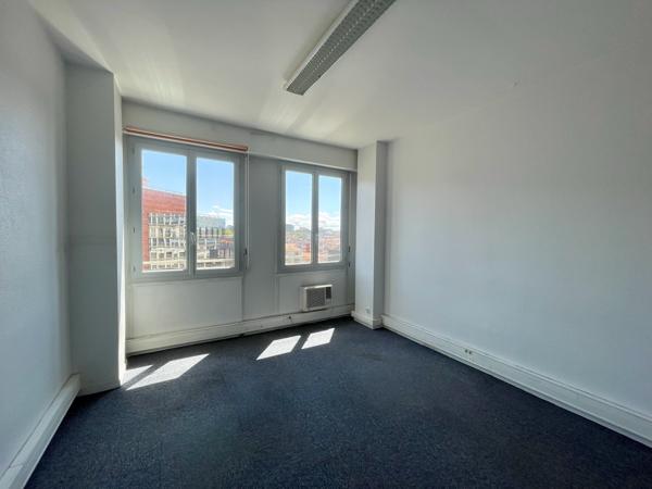 Bureau
         5 pièces
        - 103 m² Exclusivité 250 000 € *