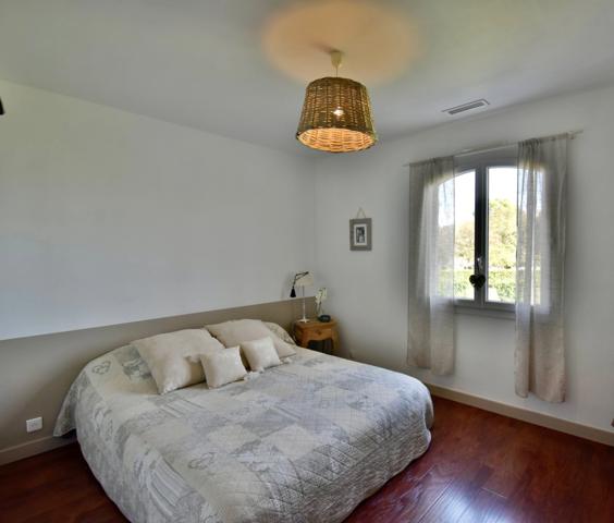 Élégante maison familiale avec piscine au sein d’une magnifique parcelle !