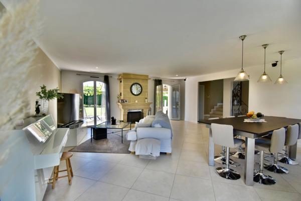 Élégante maison familiale avec piscine au sein d’une magnifique parcelle !