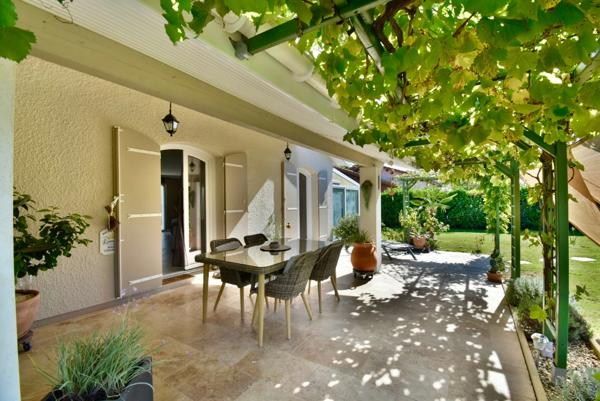 Élégante maison familiale avec piscine au sein d’une magnifique parcelle !