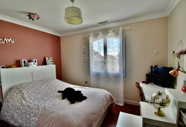 Élégante maison familiale avec piscine au sein d’une magnifique parcelle !