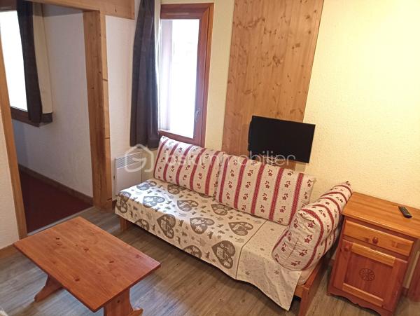 Bien rare à la vente, appartement T4 de 63 m² environ, en rez-de-neige, idéalement situé au cœur de Valmorel. Profitez d'un emplacement idéal avec un départ et retour skis aux pieds ! Ouvrez la porte, chaussez, et vous êtes sur les pistes. 3 chambres, 2 salles de bains, 2 WC séparés pour un confort de vie maximal au quotidien. Un coin repas et un espace salon, une cuisine équipée. Un plan parfait, sans perte d'espace. Que ce soit pour vos vacances en famille ou pour un investissement locatif à fort rendement, ce bien coche toutes les cases. Vendu meublé et équipé pour 10 personnes. Une visite s'impose...