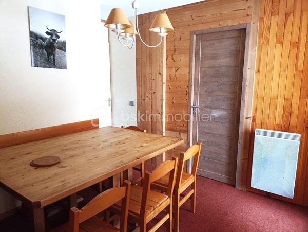 Bien rare à la vente, appartement T4 de 63 m² environ, en rez-de-neige, idéalement situé au cœur de Valmorel. Profitez d'un emplacement idéal avec un départ et retour skis aux pieds ! Ouvrez la porte, chaussez, et vous êtes sur les pistes. 3 chambres, 2 salles de bains, 2 WC séparés pour un confort de vie maximal au quotidien. Un coin repas et un espace salon, une cuisine équipée. Un plan parfait, sans perte d'espace. Que ce soit pour vos vacances en famille ou pour un investissement locatif à fort rendement, ce bien coche toutes les cases. Vendu meublé et équipé pour 10 personnes. Une visite s'impose...