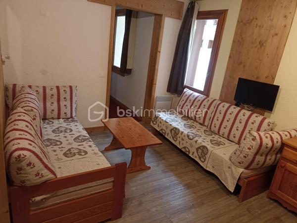 Bien rare à la vente, appartement T4 de 63 m² environ, en rez-de-neige, idéalement situé au cœur de Valmorel. Profitez d'un emplacement idéal avec un départ et retour skis aux pieds ! Ouvrez la porte, chaussez, et vous êtes sur les pistes. 3 chambres, 2 salles de bains, 2 WC séparés pour un confort de vie maximal au quotidien. Un coin repas et un espace salon, une cuisine équipée. Un plan parfait, sans perte d'espace. Que ce soit pour vos vacances en famille ou pour un investissement locatif à fort rendement, ce bien coche toutes les cases. Vendu meublé et équipé pour 10 personnes. Une visite s'impose...