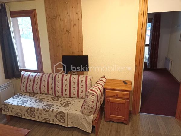 Bien rare à la vente, appartement T4 de 63 m² environ, en rez-de-neige, idéalement situé au cœur de Valmorel. Profitez d'un emplacement idéal avec un départ et retour skis aux pieds ! Ouvrez la porte, chaussez, et vous êtes sur les pistes. 3 chambres, 2 salles de bains, 2 WC séparés pour un confort de vie maximal au quotidien. Un coin repas et un espace salon, une cuisine équipée. Un plan parfait, sans perte d'espace. Que ce soit pour vos vacances en famille ou pour un investissement locatif à fort rendement, ce bien coche toutes les cases. Vendu meublé et équipé pour 10 personnes. Une visite s'impose...