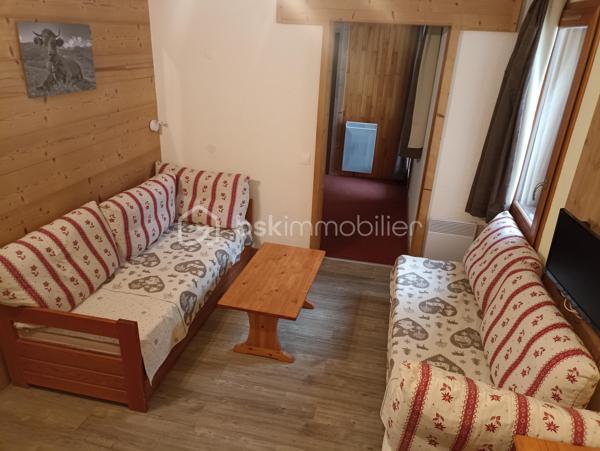 Bien rare à la vente, appartement T4 de 63 m² environ, en rez-de-neige, idéalement situé au cœur de Valmorel. Profitez d'un emplacement idéal avec un départ et retour skis aux pieds ! Ouvrez la porte, chaussez, et vous êtes sur les pistes. 3 chambres, 2 salles de bains, 2 WC séparés pour un confort de vie maximal au quotidien. Un coin repas et un espace salon, une cuisine équipée. Un plan parfait, sans perte d'espace. Que ce soit pour vos vacances en famille ou pour un investissement locatif à fort rendement, ce bien coche toutes les cases. Vendu meublé et équipé pour 10 personnes. Une visite s'impose...