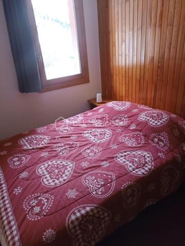 Bien rare à la vente, appartement T4 de 63 m² environ, en rez-de-neige, idéalement situé au cœur de Valmorel. Profitez d'un emplacement idéal avec un départ et retour skis aux pieds ! Ouvrez la porte, chaussez, et vous êtes sur les pistes. 3 chambres, 2 salles de bains, 2 WC séparés pour un confort de vie maximal au quotidien. Un coin repas et un espace salon, une cuisine équipée. Un plan parfait, sans perte d'espace. Que ce soit pour vos vacances en famille ou pour un investissement locatif à fort rendement, ce bien coche toutes les cases. Vendu meublé et équipé pour 10 personnes. Une visite s'impose...