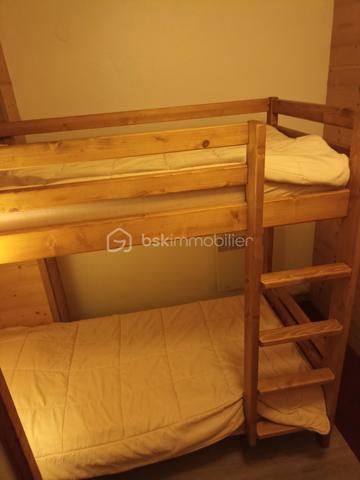 Bien rare à la vente, appartement T4 de 63 m² environ, en rez-de-neige, idéalement situé au cœur de Valmorel. Profitez d'un emplacement idéal avec un départ et retour skis aux pieds ! Ouvrez la porte, chaussez, et vous êtes sur les pistes. 3 chambres, 2 salles de bains, 2 WC séparés pour un confort de vie maximal au quotidien. Un coin repas et un espace salon, une cuisine équipée. Un plan parfait, sans perte d'espace. Que ce soit pour vos vacances en famille ou pour un investissement locatif à fort rendement, ce bien coche toutes les cases. Vendu meublé et équipé pour 10 personnes. Une visite s'impose...