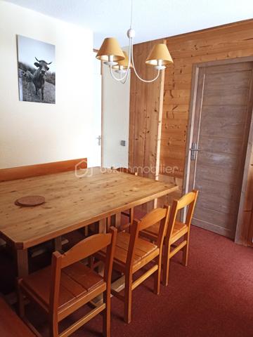 Bien rare à la vente, appartement T4 de 63 m² environ, en rez-de-neige, idéalement situé au cœur de Valmorel. Profitez d'un emplacement idéal avec un départ et retour skis aux pieds ! Ouvrez la porte, chaussez, et vous êtes sur les pistes. 3 chambres, 2 salles de bains, 2 WC séparés pour un confort de vie maximal au quotidien. Un coin repas et un espace salon, une cuisine équipée. Un plan parfait, sans perte d'espace. Que ce soit pour vos vacances en famille ou pour un investissement locatif à fort rendement, ce bien coche toutes les cases. Vendu meublé et équipé pour 10 personnes. Une visite s'impose...