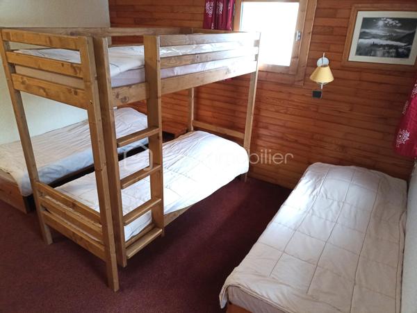 Bien rare à la vente, appartement T4 de 63 m² environ, en rez-de-neige, idéalement situé au cœur de Valmorel. Profitez d'un emplacement idéal avec un départ et retour skis aux pieds ! Ouvrez la porte, chaussez, et vous êtes sur les pistes. 3 chambres, 2 salles de bains, 2 WC séparés pour un confort de vie maximal au quotidien. Un coin repas et un espace salon, une cuisine équipée. Un plan parfait, sans perte d'espace. Que ce soit pour vos vacances en famille ou pour un investissement locatif à fort rendement, ce bien coche toutes les cases. Vendu meublé et équipé pour 10 personnes. Une visite s'impose...