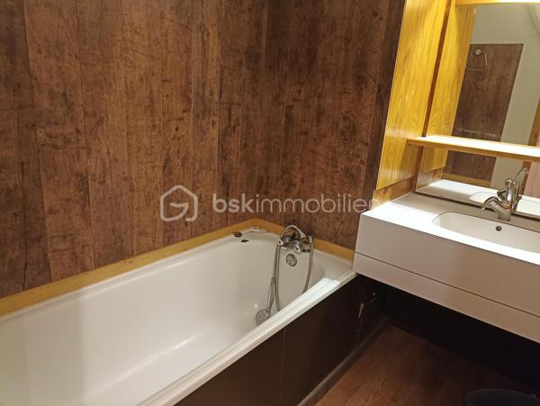 Bien rare à la vente, appartement T4 de 63 m² environ, en rez-de-neige, idéalement situé au cœur de Valmorel. Profitez d'un emplacement idéal avec un départ et retour skis aux pieds ! Ouvrez la porte, chaussez, et vous êtes sur les pistes. 3 chambres, 2 salles de bains, 2 WC séparés pour un confort de vie maximal au quotidien. Un coin repas et un espace salon, une cuisine équipée. Un plan parfait, sans perte d'espace. Que ce soit pour vos vacances en famille ou pour un investissement locatif à fort rendement, ce bien coche toutes les cases. Vendu meublé et équipé pour 10 personnes. Une visite s'impose...