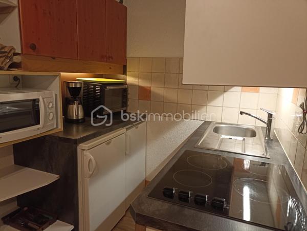 Bien rare à la vente, appartement T4 de 63 m² environ, en rez-de-neige, idéalement situé au cœur de Valmorel. Profitez d'un emplacement idéal avec un départ et retour skis aux pieds ! Ouvrez la porte, chaussez, et vous êtes sur les pistes. 3 chambres, 2 salles de bains, 2 WC séparés pour un confort de vie maximal au quotidien. Un coin repas et un espace salon, une cuisine équipée. Un plan parfait, sans perte d'espace. Que ce soit pour vos vacances en famille ou pour un investissement locatif à fort rendement, ce bien coche toutes les cases. Vendu meublé et équipé pour 10 personnes. Une visite s'impose...