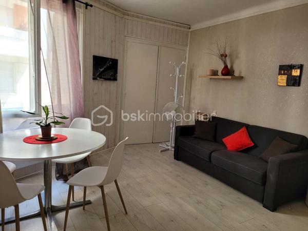En plein coeur de Aix-les-Bains, à seulement 50 mètres de l’avenue principale de la ville, découvrez ce charmant studio de 23 m² idéalement situé.

Ce bien se compose d’une pièce de vie lumineuse avec cuisine aménagée, offrant un espace fonctionnel. 
Vous trouverez également une pièce d’eau de 1,89 m² comprenant WC, douche et lavabo.

Grâce à son emplacement privilégié, à proximité immédiate des commerces, transports et commodités, ce studio représente une excellente opportunité pour un investissement locatif ou un pied-à-terre.

Un bien qui saura vous séduire par son potentiel.