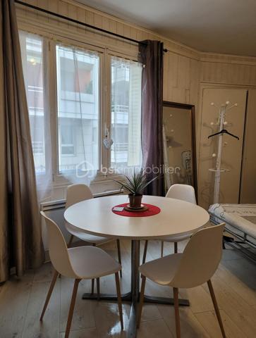 En plein coeur de Aix-les-Bains, à seulement 50 mètres de l’avenue principale de la ville, découvrez ce charmant studio de 23 m² idéalement situé.

Ce bien se compose d’une pièce de vie lumineuse avec cuisine aménagée, offrant un espace fonctionnel. 
Vous trouverez également une pièce d’eau de 1,89 m² comprenant WC, douche et lavabo.

Grâce à son emplacement privilégié, à proximité immédiate des commerces, transports et commodités, ce studio représente une excellente opportunité pour un investissement locatif ou un pied-à-terre.

Un bien qui saura vous séduire par son potentiel.