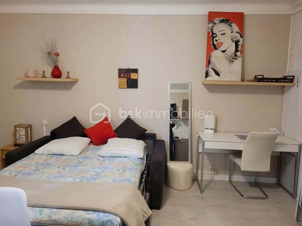 En plein coeur de Aix-les-Bains, à seulement 50 mètres de l’avenue principale de la ville, découvrez ce charmant studio de 23 m² idéalement situé.

Ce bien se compose d’une pièce de vie lumineuse avec cuisine aménagée, offrant un espace fonctionnel. 
Vous trouverez également une pièce d’eau de 1,89 m² comprenant WC, douche et lavabo.

Grâce à son emplacement privilégié, à proximité immédiate des commerces, transports et commodités, ce studio représente une excellente opportunité pour un investissement locatif ou un pied-à-terre.

Un bien qui saura vous séduire par son potentiel.