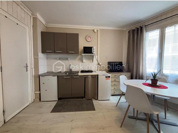 En plein coeur de Aix-les-Bains, à seulement 50 mètres de l’avenue principale de la ville, découvrez ce charmant studio de 23 m² idéalement situé.

Ce bien se compose d’une pièce de vie lumineuse avec cuisine aménagée, offrant un espace fonctionnel. 
Vous trouverez également une pièce d’eau de 1,89 m² comprenant WC, douche et lavabo.

Grâce à son emplacement privilégié, à proximité immédiate des commerces, transports et commodités, ce studio représente une excellente opportunité pour un investissement locatif ou un pied-à-terre.

Un bien qui saura vous séduire par son potentiel.