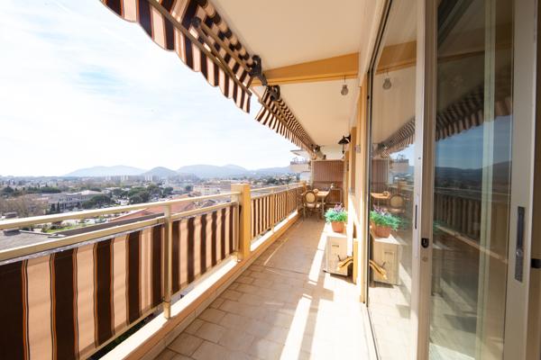 Appartement traversant à Mandelieu La Napoule 3 pièce(s) 75.29 m2 avec vue mer panoramique