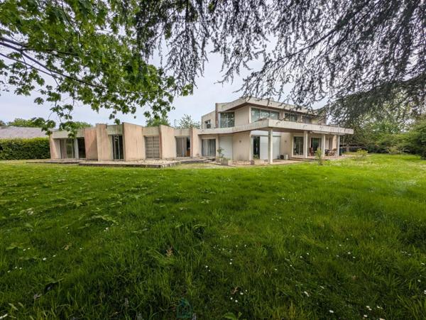 Grande maison d'architecte sur parc arboré