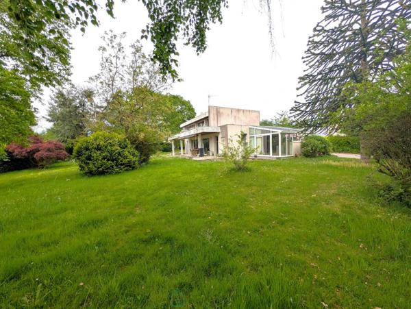 Grande maison d'architecte sur parc arboré