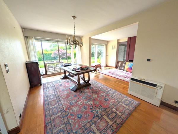 Grande maison d'architecte sur parc arboré