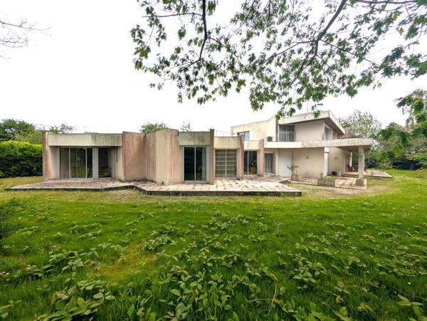 Grande maison d'architecte sur parc arboré