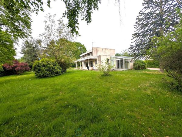 Grande maison d'architecte sur parc arboré
