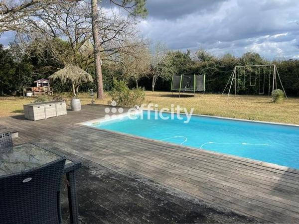 Maison
         7 pièces
        - 186 m² 545 000 € *