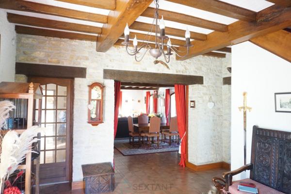 Magnifique villa d'architecte de style périgourdin, nichée au coeur de la nature paisible du charmant village historique et pittoresque de Bourdeilles.