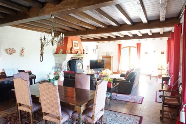 Magnifique villa d'architecte de style périgourdin, nichée au coeur de la nature paisible du charmant village historique et pittoresque de Bourdeilles.