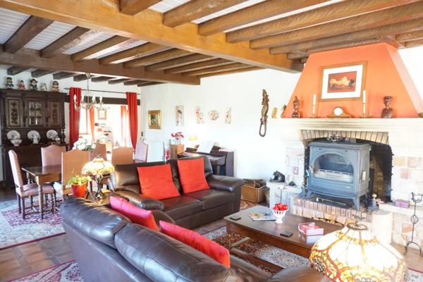 Magnifique villa d'architecte de style périgourdin, nichée au coeur de la nature paisible du charmant village historique et pittoresque de Bourdeilles.