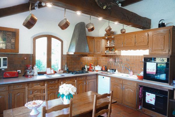 Magnifique villa d'architecte de style périgourdin, nichée au coeur de la nature paisible du charmant village historique et pittoresque de Bourdeilles.