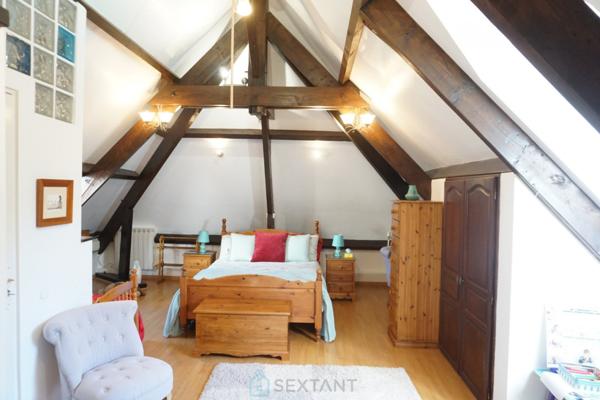 Magnifique villa d'architecte de style périgourdin, nichée au coeur de la nature paisible du charmant village historique et pittoresque de Bourdeilles.