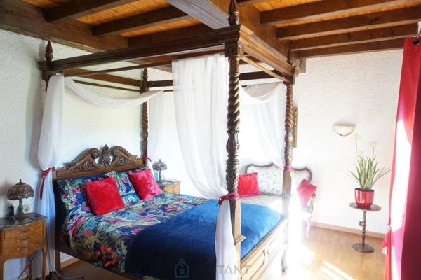 Magnifique villa d'architecte de style périgourdin, nichée au coeur de la nature paisible du charmant village historique et pittoresque de Bourdeilles.