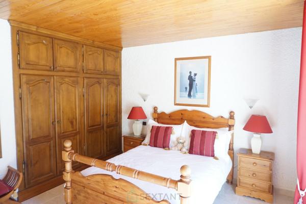 Magnifique villa d'architecte de style périgourdin, nichée au coeur de la nature paisible du charmant village historique et pittoresque de Bourdeilles.