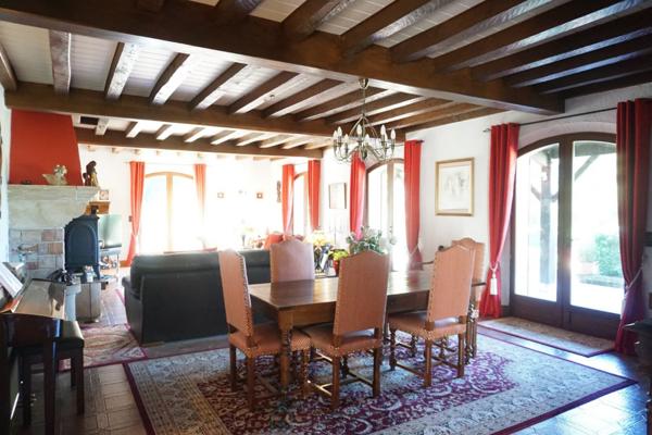 Magnifique villa d'architecte de style périgourdin, nichée au coeur de la nature paisible du charmant village historique et pittoresque de Bourdeilles.