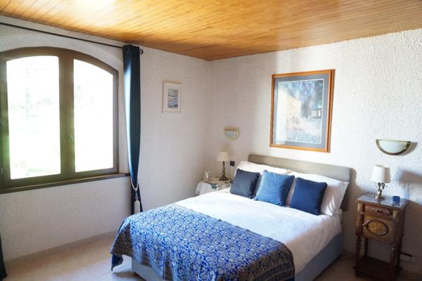 Magnifique villa d'architecte de style périgourdin, nichée au coeur de la nature paisible du charmant village historique et pittoresque de Bourdeilles.