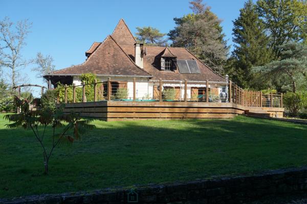 Magnifique villa d'architecte de style périgourdin, nichée au coeur de la nature paisible du charmant village historique et pittoresque de Bourdeilles.
