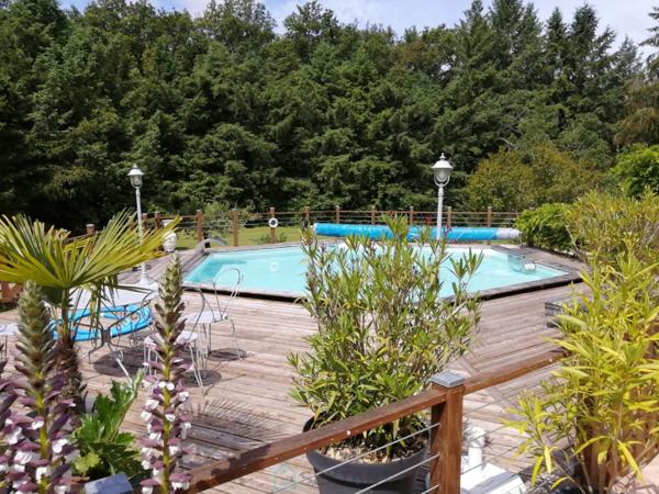 Magnifique villa d'architecte de style périgourdin, nichée au coeur de la nature paisible du charmant village historique et pittoresque de Bourdeilles.