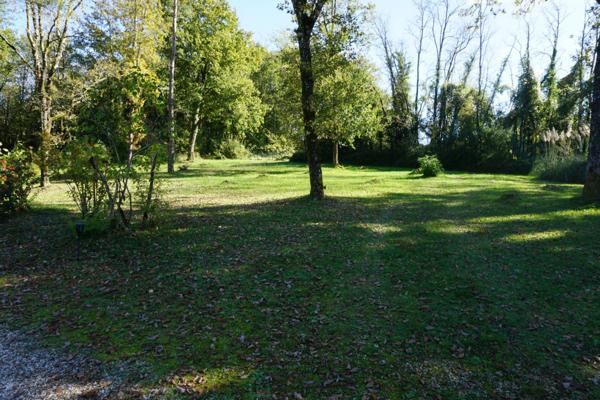 Magnifique villa d'architecte de style périgourdin, nichée au coeur de la nature paisible du charmant village historique et pittoresque de Bourdeilles.