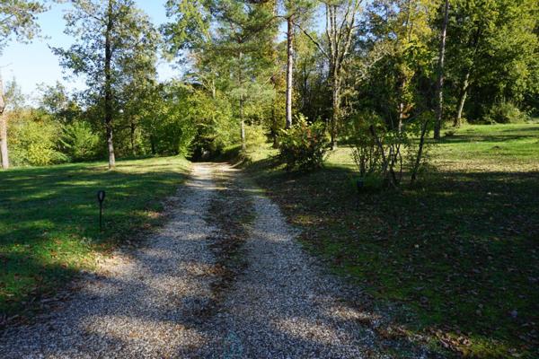 Magnifique villa d'architecte de style périgourdin, nichée au coeur de la nature paisible du charmant village historique et pittoresque de Bourdeilles.
