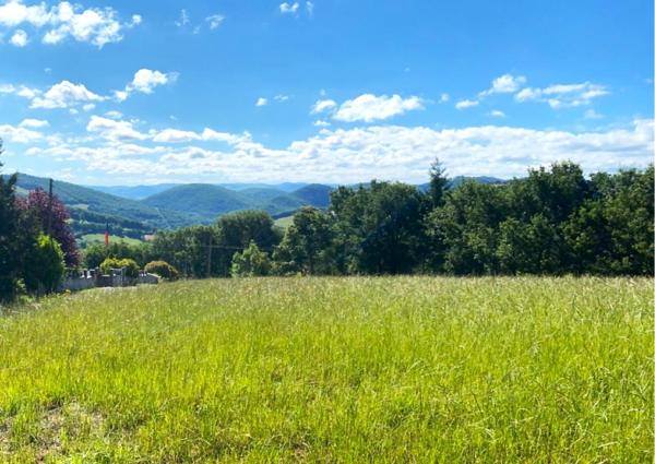 Terrain constructible de 4 464 m² avec magnifique vue