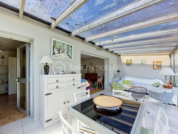 En exclusivité à Saint-Vaast-la-Hougue, à seulement une minute à pied du port, découvrez cette maison en pierre couverte en ardoise, idéalement située dans une rue calme.

Au rez-de-chaussée, une entrée dessert un salon chaleureux avec insert, un dégagement avec placard, un WC, une salle d'eau, une salle à manger, une cuisine ainsi qu'une véranda offrant un espace de vie supplémentaire tourné vers le jardin.

Au premier étage, un palier avec rangements distribue deux chambres et une salle de bain.

Au second étage, deux chambres sous mansarde ainsi qu'une salle d'eau avec WC complètent l'ensemble.

Côté extérieur, vous profiterez d'un jardin clos, sans vis-à-vis, ainsi que d'une dépendance disposant de l'eau et de l'électricité. Un accès latéral indépendant permet également de rejoindre le jardin sans traverser la maison, un véritable atout pour le passage des vélos, du matériel de jardinage ou l'évacuation des déchets verts.

Les atouts de cette propriété :

Emplacement privilégié à proximité immédiate du port
Rue calme
Maison en pierre couverte en ardoise
Huisseries PVC double vitrage
Quatre chambres
Beaux volumes
Véranda
Jardin clos sans vis-à-vis
Dépendance avec eau et électricité
Accès extérieur indépendant sur le côté

Une maison familiale ou une résidence secondaire idéale au cœur de Saint-Vaast-la-Hougue.

Pour plus d'informations ou pour organiser une visite, contactez-moi.