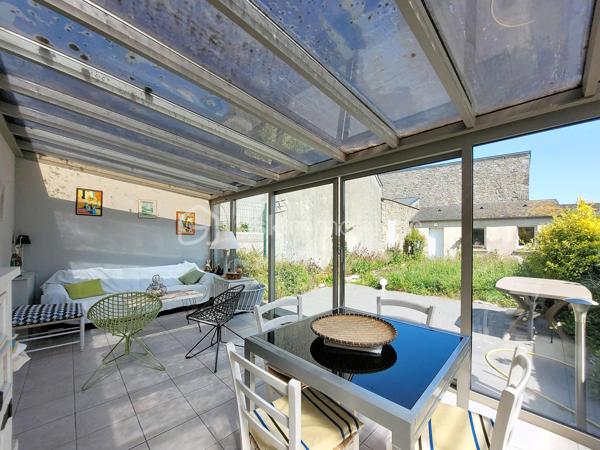 En exclusivité à Saint-Vaast-la-Hougue, à seulement une minute à pied du port, découvrez cette maison en pierre couverte en ardoise, idéalement située dans une rue calme.

Au rez-de-chaussée, une entrée dessert un salon chaleureux avec insert, un dégagement avec placard, un WC, une salle d'eau, une salle à manger, une cuisine ainsi qu'une véranda offrant un espace de vie supplémentaire tourné vers le jardin.

Au premier étage, un palier avec rangements distribue deux chambres et une salle de bain.

Au second étage, deux chambres sous mansarde ainsi qu'une salle d'eau avec WC complètent l'ensemble.

Côté extérieur, vous profiterez d'un jardin clos, sans vis-à-vis, ainsi que d'une dépendance disposant de l'eau et de l'électricité. Un accès latéral indépendant permet également de rejoindre le jardin sans traverser la maison, un véritable atout pour le passage des vélos, du matériel de jardinage ou l'évacuation des déchets verts.

Les atouts de cette propriété :

Emplacement privilégié à proximité immédiate du port
Rue calme
Maison en pierre couverte en ardoise
Huisseries PVC double vitrage
Quatre chambres
Beaux volumes
Véranda
Jardin clos sans vis-à-vis
Dépendance avec eau et électricité
Accès extérieur indépendant sur le côté

Une maison familiale ou une résidence secondaire idéale au cœur de Saint-Vaast-la-Hougue.

Pour plus d'informations ou pour organiser une visite, contactez-moi.