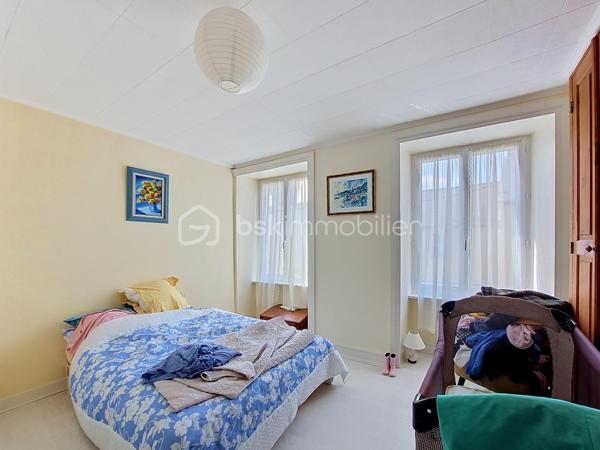 En exclusivité à Saint-Vaast-la-Hougue, à seulement une minute à pied du port, découvrez cette maison en pierre couverte en ardoise, idéalement située dans une rue calme.

Au rez-de-chaussée, une entrée dessert un salon chaleureux avec insert, un dégagement avec placard, un WC, une salle d'eau, une salle à manger, une cuisine ainsi qu'une véranda offrant un espace de vie supplémentaire tourné vers le jardin.

Au premier étage, un palier avec rangements distribue deux chambres et une salle de bain.

Au second étage, deux chambres sous mansarde ainsi qu'une salle d'eau avec WC complètent l'ensemble.

Côté extérieur, vous profiterez d'un jardin clos, sans vis-à-vis, ainsi que d'une dépendance disposant de l'eau et de l'électricité. Un accès latéral indépendant permet également de rejoindre le jardin sans traverser la maison, un véritable atout pour le passage des vélos, du matériel de jardinage ou l'évacuation des déchets verts.

Les atouts de cette propriété :

Emplacement privilégié à proximité immédiate du port
Rue calme
Maison en pierre couverte en ardoise
Huisseries PVC double vitrage
Quatre chambres
Beaux volumes
Véranda
Jardin clos sans vis-à-vis
Dépendance avec eau et électricité
Accès extérieur indépendant sur le côté

Une maison familiale ou une résidence secondaire idéale au cœur de Saint-Vaast-la-Hougue.

Pour plus d'informations ou pour organiser une visite, contactez-moi.