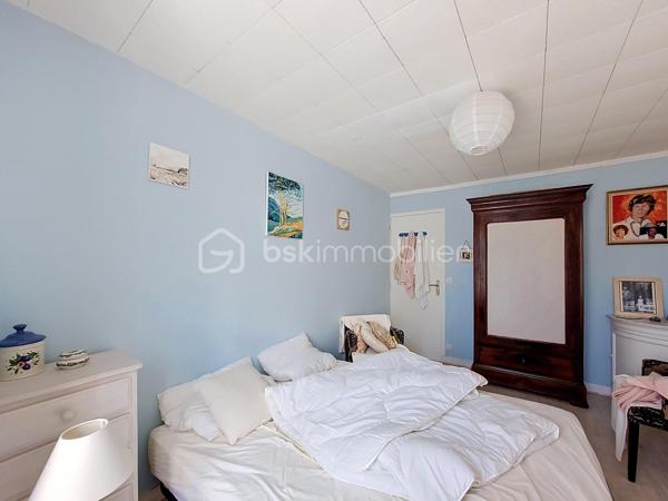 En exclusivité à Saint-Vaast-la-Hougue, à seulement une minute à pied du port, découvrez cette maison en pierre couverte en ardoise, idéalement située dans une rue calme.

Au rez-de-chaussée, une entrée dessert un salon chaleureux avec insert, un dégagement avec placard, un WC, une salle d'eau, une salle à manger, une cuisine ainsi qu'une véranda offrant un espace de vie supplémentaire tourné vers le jardin.

Au premier étage, un palier avec rangements distribue deux chambres et une salle de bain.

Au second étage, deux chambres sous mansarde ainsi qu'une salle d'eau avec WC complètent l'ensemble.

Côté extérieur, vous profiterez d'un jardin clos, sans vis-à-vis, ainsi que d'une dépendance disposant de l'eau et de l'électricité. Un accès latéral indépendant permet également de rejoindre le jardin sans traverser la maison, un véritable atout pour le passage des vélos, du matériel de jardinage ou l'évacuation des déchets verts.

Les atouts de cette propriété :

Emplacement privilégié à proximité immédiate du port
Rue calme
Maison en pierre couverte en ardoise
Huisseries PVC double vitrage
Quatre chambres
Beaux volumes
Véranda
Jardin clos sans vis-à-vis
Dépendance avec eau et électricité
Accès extérieur indépendant sur le côté

Une maison familiale ou une résidence secondaire idéale au cœur de Saint-Vaast-la-Hougue.

Pour plus d'informations ou pour organiser une visite, contactez-moi.