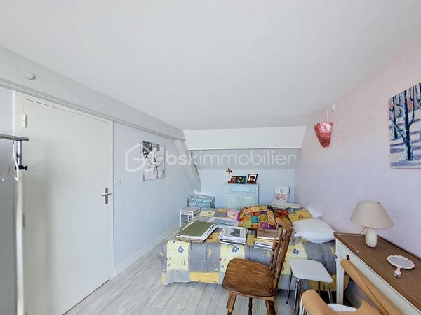 En exclusivité à Saint-Vaast-la-Hougue, à seulement une minute à pied du port, découvrez cette maison en pierre couverte en ardoise, idéalement située dans une rue calme.

Au rez-de-chaussée, une entrée dessert un salon chaleureux avec insert, un dégagement avec placard, un WC, une salle d'eau, une salle à manger, une cuisine ainsi qu'une véranda offrant un espace de vie supplémentaire tourné vers le jardin.

Au premier étage, un palier avec rangements distribue deux chambres et une salle de bain.

Au second étage, deux chambres sous mansarde ainsi qu'une salle d'eau avec WC complètent l'ensemble.

Côté extérieur, vous profiterez d'un jardin clos, sans vis-à-vis, ainsi que d'une dépendance disposant de l'eau et de l'électricité. Un accès latéral indépendant permet également de rejoindre le jardin sans traverser la maison, un véritable atout pour le passage des vélos, du matériel de jardinage ou l'évacuation des déchets verts.

Les atouts de cette propriété :

Emplacement privilégié à proximité immédiate du port
Rue calme
Maison en pierre couverte en ardoise
Huisseries PVC double vitrage
Quatre chambres
Beaux volumes
Véranda
Jardin clos sans vis-à-vis
Dépendance avec eau et électricité
Accès extérieur indépendant sur le côté

Une maison familiale ou une résidence secondaire idéale au cœur de Saint-Vaast-la-Hougue.

Pour plus d'informations ou pour organiser une visite, contactez-moi.