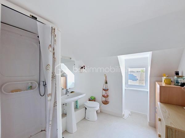 En exclusivité à Saint-Vaast-la-Hougue, à seulement une minute à pied du port, découvrez cette maison en pierre couverte en ardoise, idéalement située dans une rue calme.

Au rez-de-chaussée, une entrée dessert un salon chaleureux avec insert, un dégagement avec placard, un WC, une salle d'eau, une salle à manger, une cuisine ainsi qu'une véranda offrant un espace de vie supplémentaire tourné vers le jardin.

Au premier étage, un palier avec rangements distribue deux chambres et une salle de bain.

Au second étage, deux chambres sous mansarde ainsi qu'une salle d'eau avec WC complètent l'ensemble.

Côté extérieur, vous profiterez d'un jardin clos, sans vis-à-vis, ainsi que d'une dépendance disposant de l'eau et de l'électricité. Un accès latéral indépendant permet également de rejoindre le jardin sans traverser la maison, un véritable atout pour le passage des vélos, du matériel de jardinage ou l'évacuation des déchets verts.

Les atouts de cette propriété :

Emplacement privilégié à proximité immédiate du port
Rue calme
Maison en pierre couverte en ardoise
Huisseries PVC double vitrage
Quatre chambres
Beaux volumes
Véranda
Jardin clos sans vis-à-vis
Dépendance avec eau et électricité
Accès extérieur indépendant sur le côté

Une maison familiale ou une résidence secondaire idéale au cœur de Saint-Vaast-la-Hougue.

Pour plus d'informations ou pour organiser une visite, contactez-moi.
