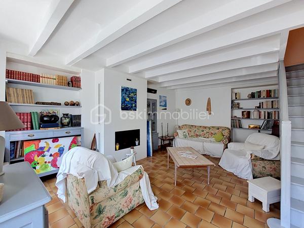 En exclusivité à Saint-Vaast-la-Hougue, à seulement une minute à pied du port, découvrez cette maison en pierre couverte en ardoise, idéalement située dans une rue calme.

Au rez-de-chaussée, une entrée dessert un salon chaleureux avec insert, un dégagement avec placard, un WC, une salle d'eau, une salle à manger, une cuisine ainsi qu'une véranda offrant un espace de vie supplémentaire tourné vers le jardin.

Au premier étage, un palier avec rangements distribue deux chambres et une salle de bain.

Au second étage, deux chambres sous mansarde ainsi qu'une salle d'eau avec WC complètent l'ensemble.

Côté extérieur, vous profiterez d'un jardin clos, sans vis-à-vis, ainsi que d'une dépendance disposant de l'eau et de l'électricité. Un accès latéral indépendant permet également de rejoindre le jardin sans traverser la maison, un véritable atout pour le passage des vélos, du matériel de jardinage ou l'évacuation des déchets verts.

Les atouts de cette propriété :

Emplacement privilégié à proximité immédiate du port
Rue calme
Maison en pierre couverte en ardoise
Huisseries PVC double vitrage
Quatre chambres
Beaux volumes
Véranda
Jardin clos sans vis-à-vis
Dépendance avec eau et électricité
Accès extérieur indépendant sur le côté

Une maison familiale ou une résidence secondaire idéale au cœur de Saint-Vaast-la-Hougue.

Pour plus d'informations ou pour organiser une visite, contactez-moi.