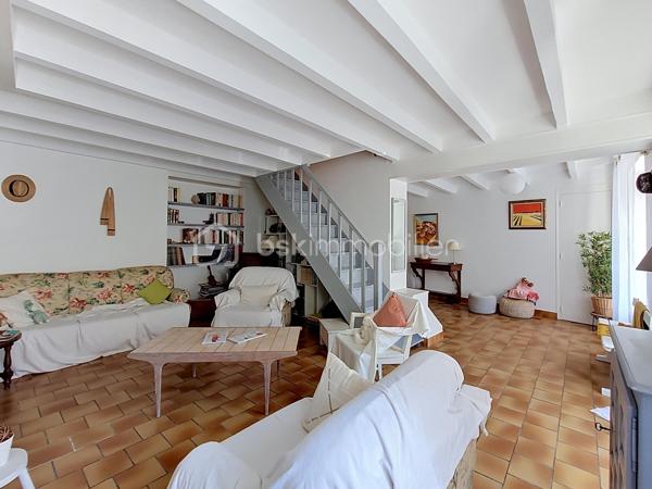 En exclusivité à Saint-Vaast-la-Hougue, à seulement une minute à pied du port, découvrez cette maison en pierre couverte en ardoise, idéalement située dans une rue calme.

Au rez-de-chaussée, une entrée dessert un salon chaleureux avec insert, un dégagement avec placard, un WC, une salle d'eau, une salle à manger, une cuisine ainsi qu'une véranda offrant un espace de vie supplémentaire tourné vers le jardin.

Au premier étage, un palier avec rangements distribue deux chambres et une salle de bain.

Au second étage, deux chambres sous mansarde ainsi qu'une salle d'eau avec WC complètent l'ensemble.

Côté extérieur, vous profiterez d'un jardin clos, sans vis-à-vis, ainsi que d'une dépendance disposant de l'eau et de l'électricité. Un accès latéral indépendant permet également de rejoindre le jardin sans traverser la maison, un véritable atout pour le passage des vélos, du matériel de jardinage ou l'évacuation des déchets verts.

Les atouts de cette propriété :

Emplacement privilégié à proximité immédiate du port
Rue calme
Maison en pierre couverte en ardoise
Huisseries PVC double vitrage
Quatre chambres
Beaux volumes
Véranda
Jardin clos sans vis-à-vis
Dépendance avec eau et électricité
Accès extérieur indépendant sur le côté

Une maison familiale ou une résidence secondaire idéale au cœur de Saint-Vaast-la-Hougue.

Pour plus d'informations ou pour organiser une visite, contactez-moi.